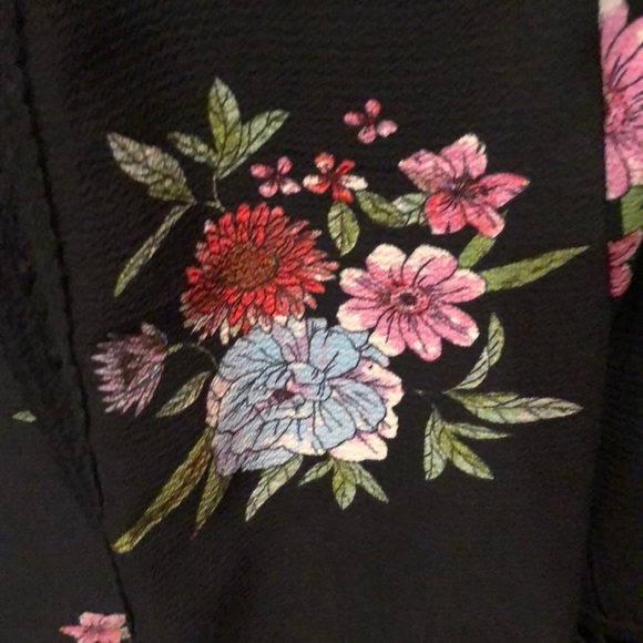 Beautiful floral kimono. - Picture 2 of 14